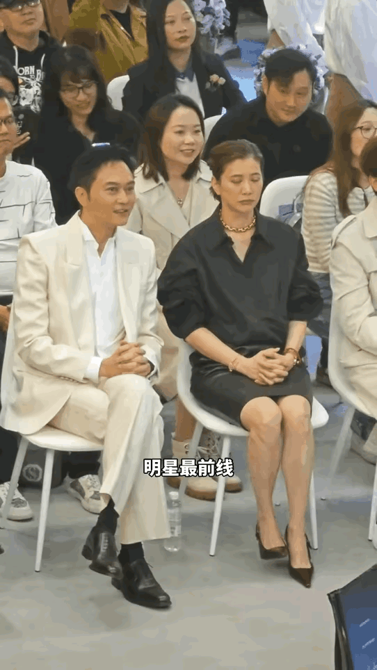 张智霖这状态，算是把“老得优雅”写在了脸上。看他出席活动的照片，嘴角永远带