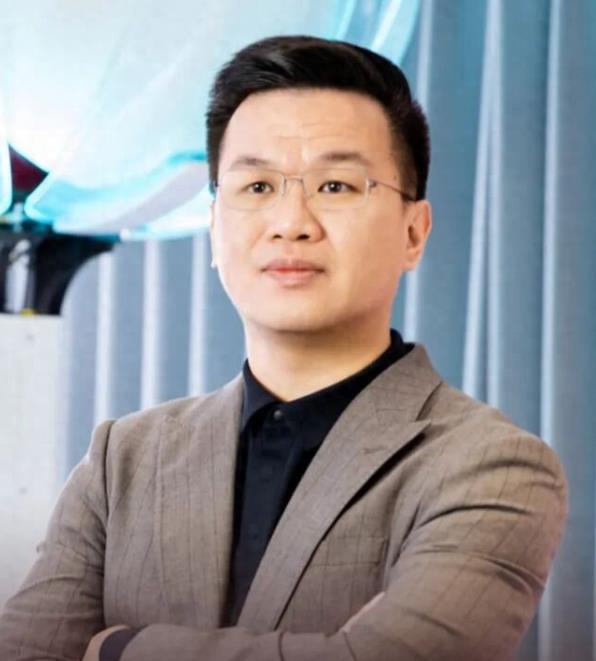 谁能想到，一个北大博士，放着安稳的科研路不走，偏偏一头扎进创业圈，一闯就是八年。