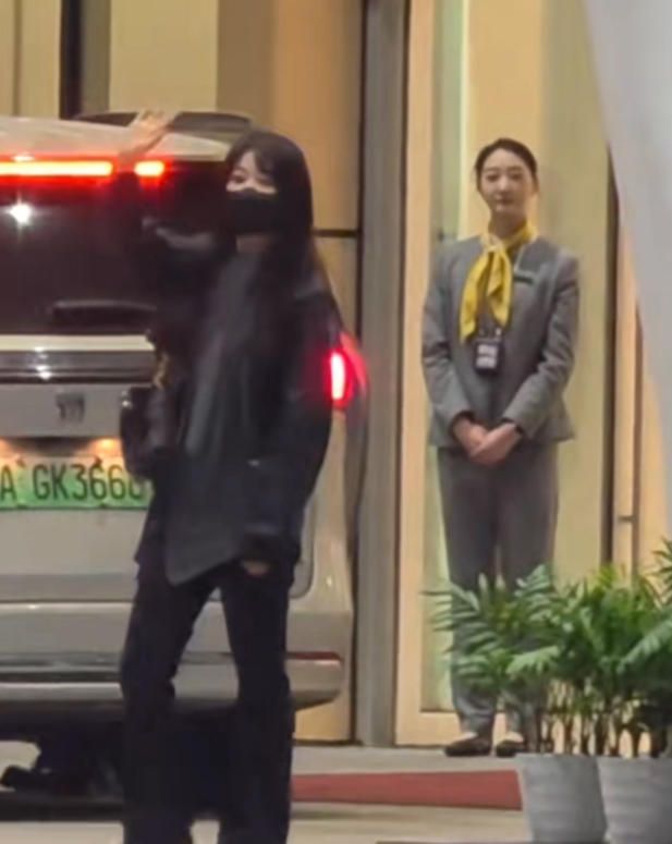 杨紫到达重庆，暖心和粉丝们自拍合影。杨紫到了重庆，这么晚粉丝还在等待她，杨紫