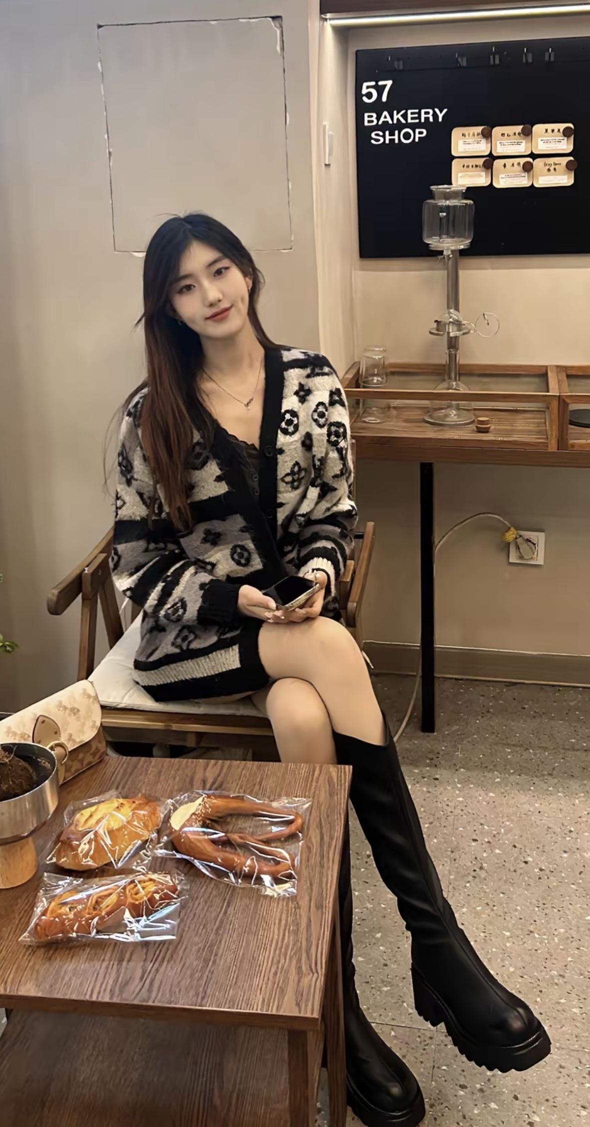 在面包店享受悠闲时光，美味面包与咖啡相伴