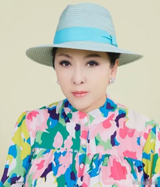 主持人问向太:"你给孙子孙女买衣服是不是都特别贵？"向太摆摆手:"不贵，一件都