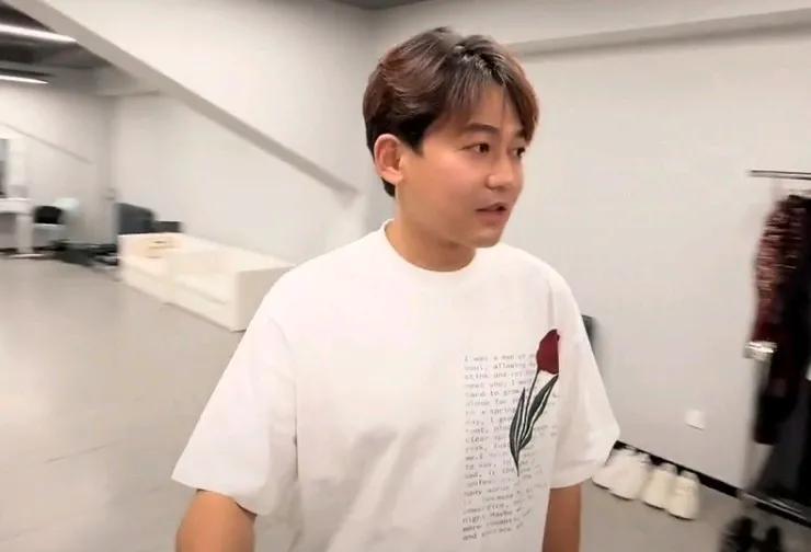 苏醒演唱会彩排到后台，第一时间寻找龙哥，同事说龙哥在另外休息室，苏醒震惊：现在经
