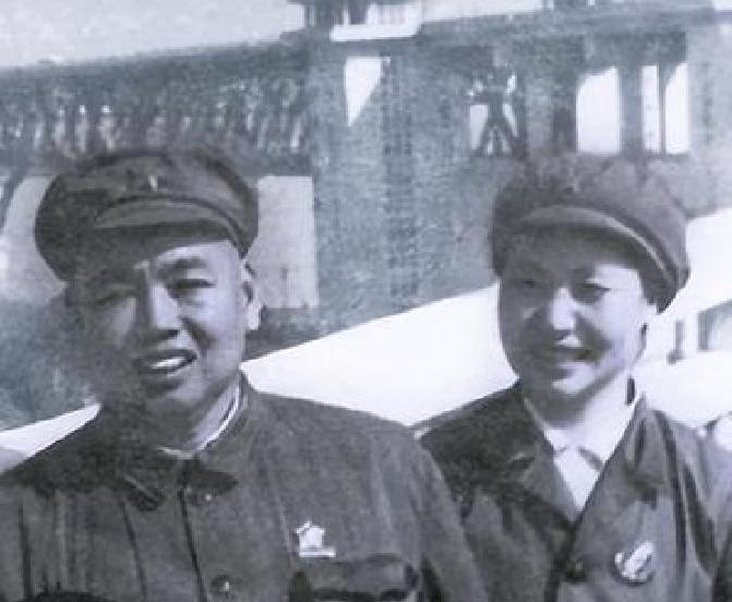 1955年9月27日的怀仁堂，粟裕刚戴上大将军衔，许世友就端着酒杯凑过来，一巴掌