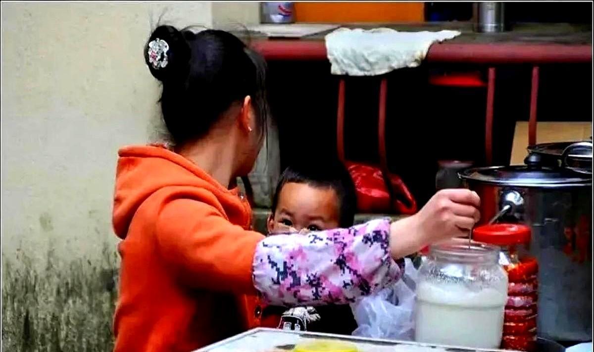 泪目了，天天听见楼下传来孩子撕心裂肺的哭声，实在受不了就去敲楼下的门，敲了半天没