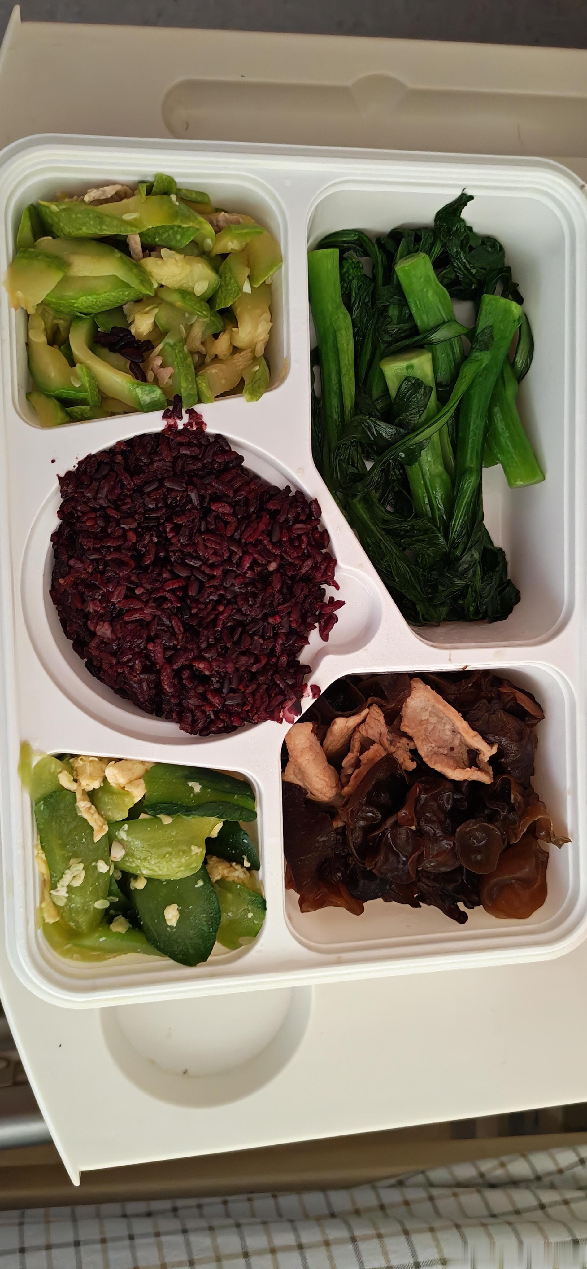作为糖友真的是太难了！过份控制饮食就会手无缚鸡之力，不控制饮食吧又怕高血糖引发的