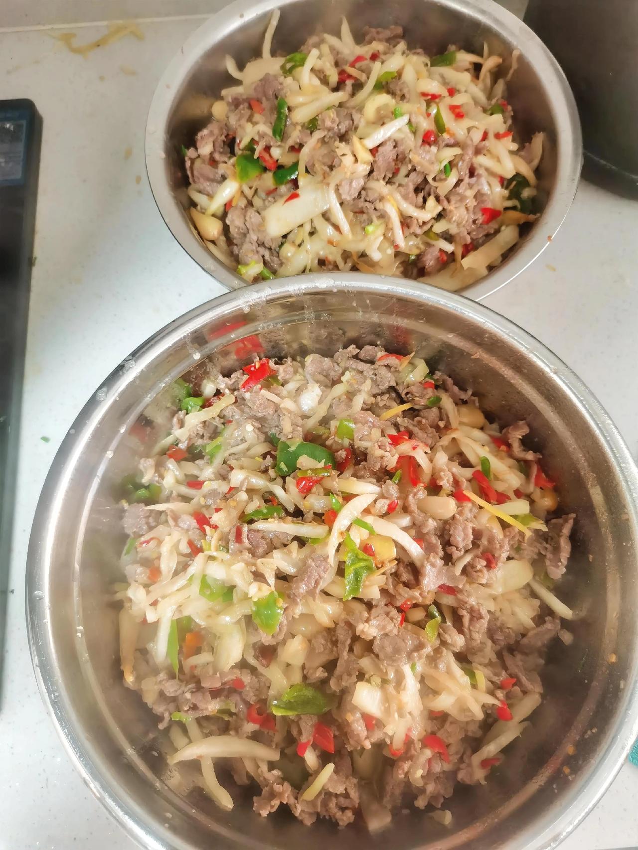 今日食堂菜谱：酸萝卜炒牛肉素炒土豆丝玉米红萝卜骨头汤。在人生的低谷期，