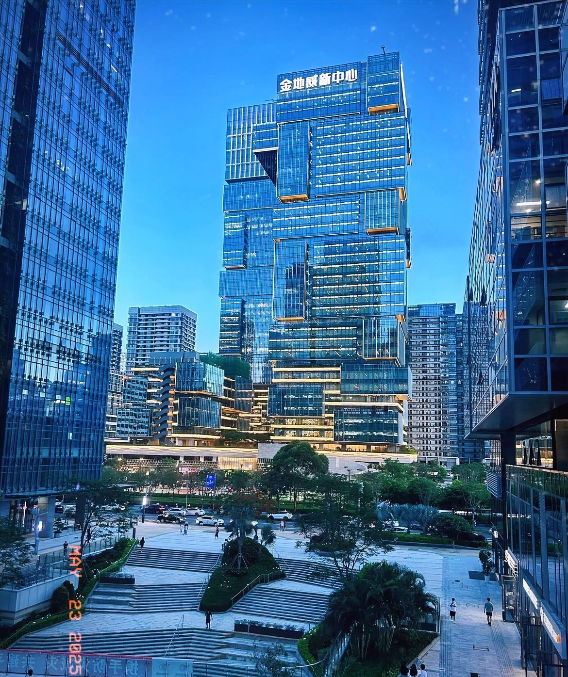 广东省深圳市。金地集团2024年部分高管薪酬。1、徐家俊董事长，年薪228