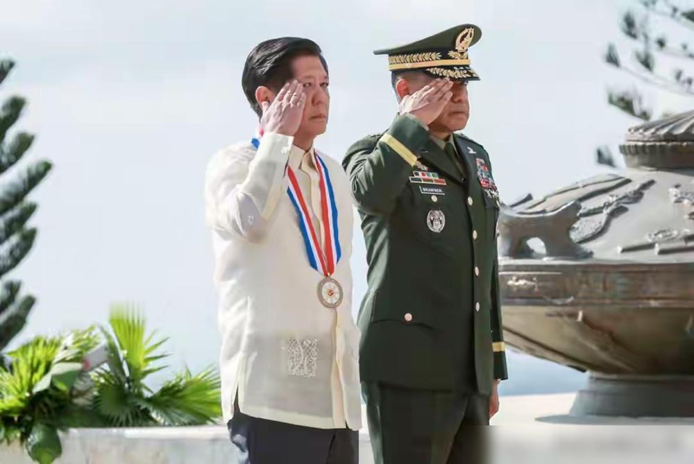 68岁的马科斯已经是到了十分关键时刻，可能他已经意识到自己的位置难保了。他严令军