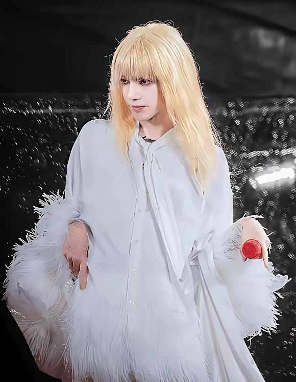 把华晨宇这几张照片拿给家里老人看，老人们都以为他是女的呢！我跟他们说这是男的，