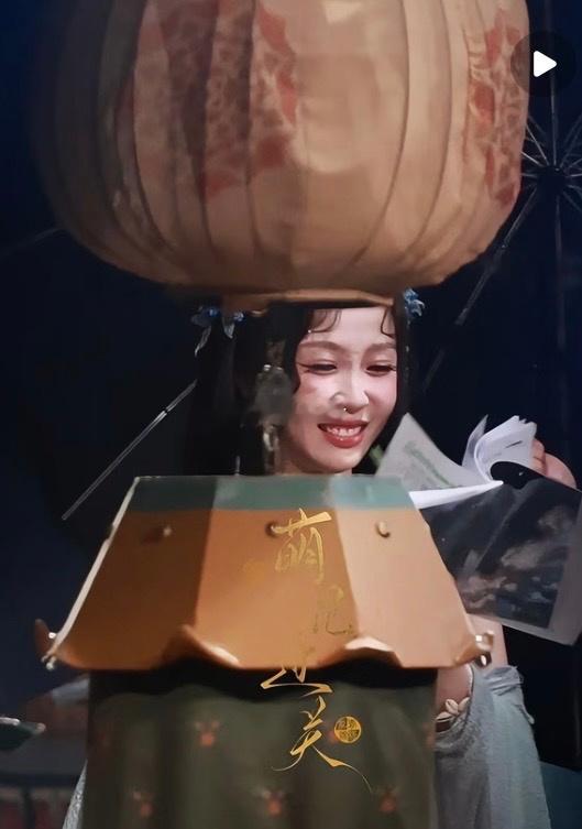 认真拍戏的女人最美……​​​
