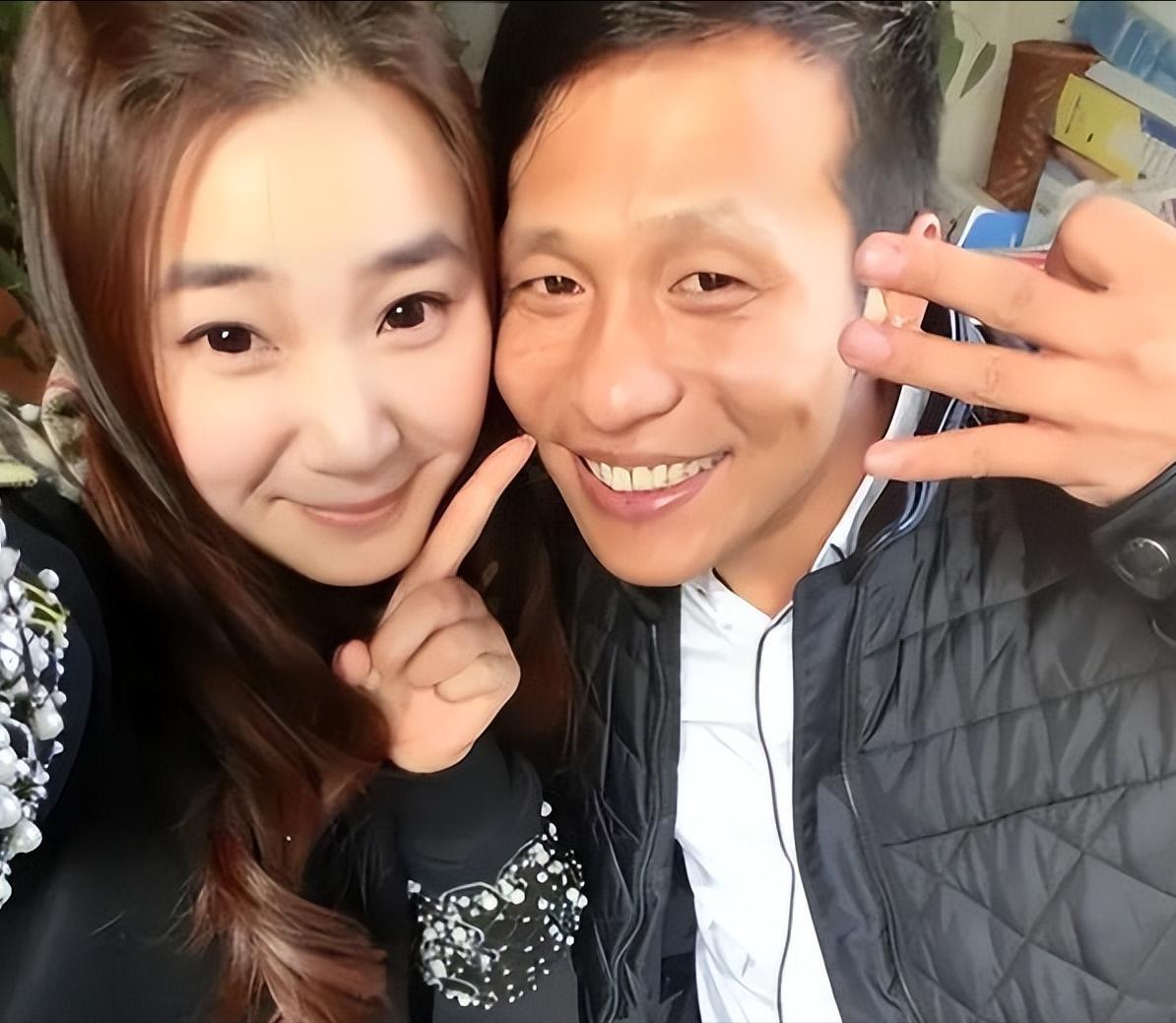 2007年，宋小宝和妻子霍晓红离婚后，就娶了肤白貌美的王雪，赵本山知道后