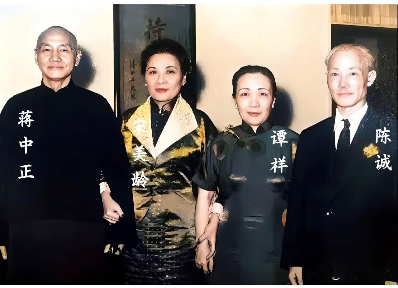 这是陈诚夫妇二人与宋美龄及蒋中正的一张合影老照片，拍摄于上世纪60年代的台湾。这