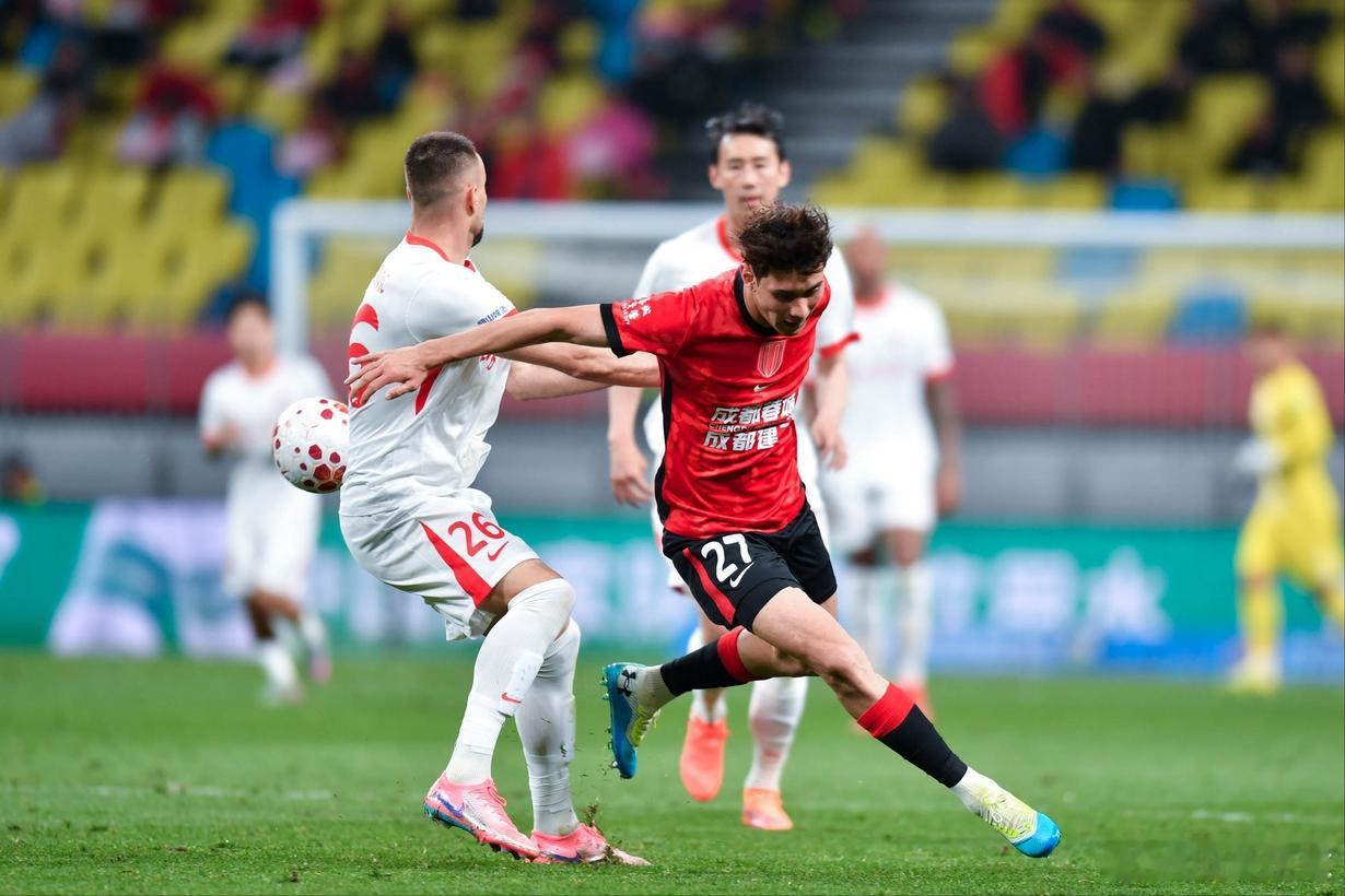 拜合拉木不是费利佩的替补，王子铭才是。百合加盟成都蓉城的时候，官方介绍时对他有比