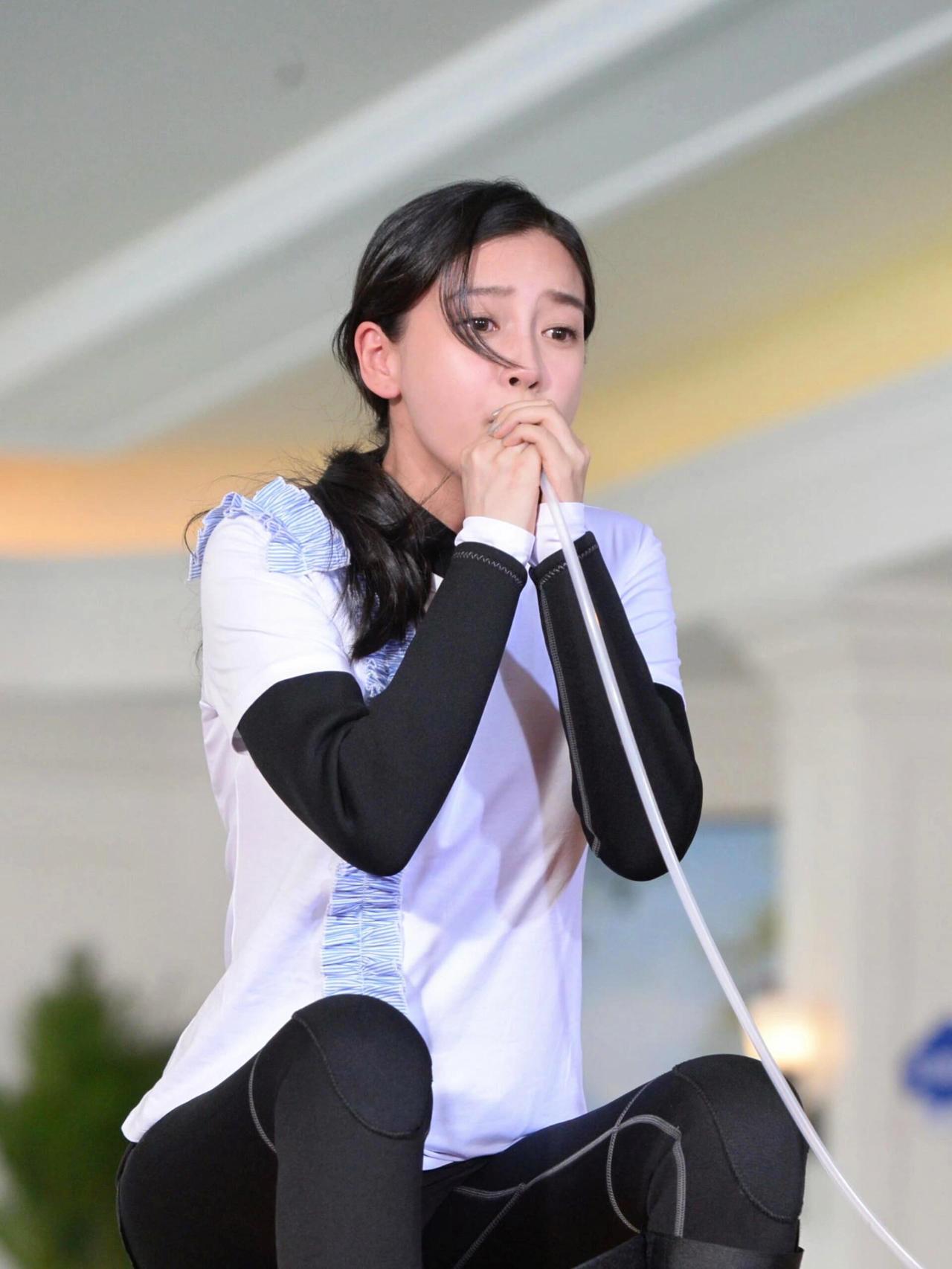 杨颖用力吹管子，憋红了脸！杨颖这谁顶得住啊泳池美女综艺节目