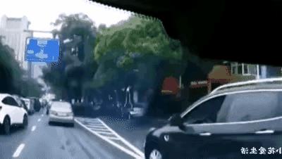 开车不能斗气，遇事更不能狂躁，不知道什么时候会碰到狠人，可能命都会没了。黑车正