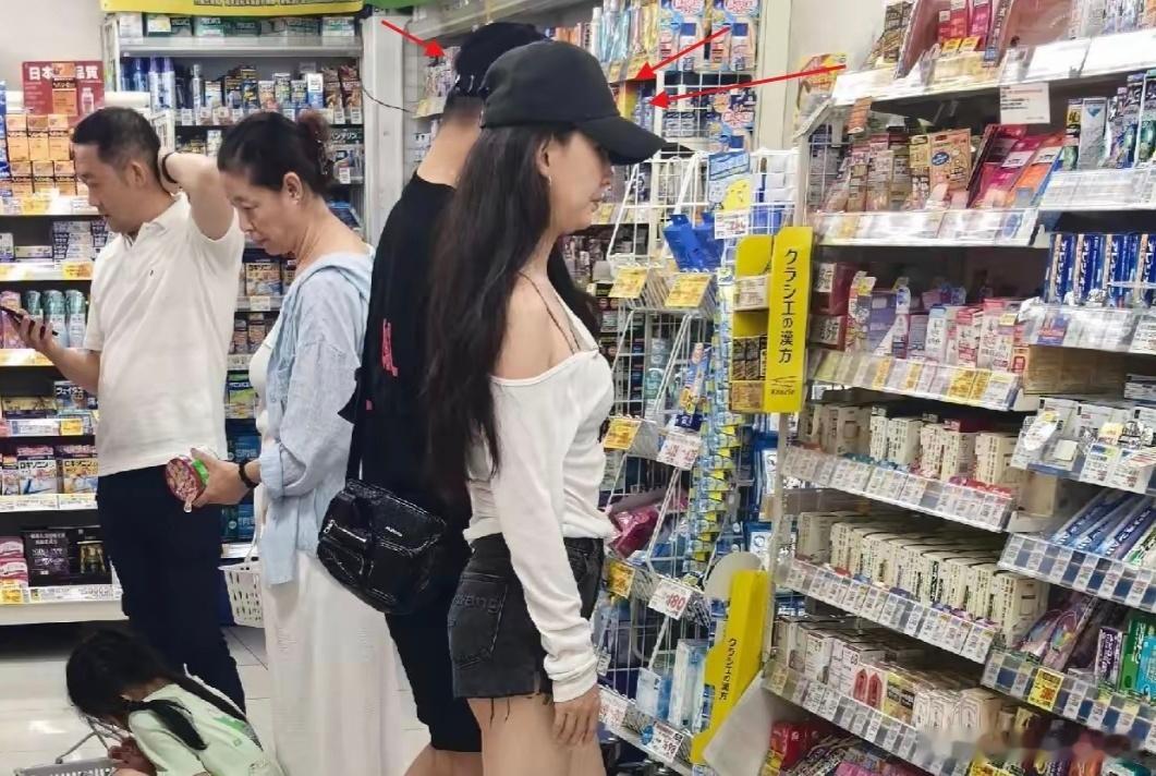 森林北生图状态汪峰森林北药店被偶遇近日，有网友在日本某药店偶遇汪峰和森林北，两人