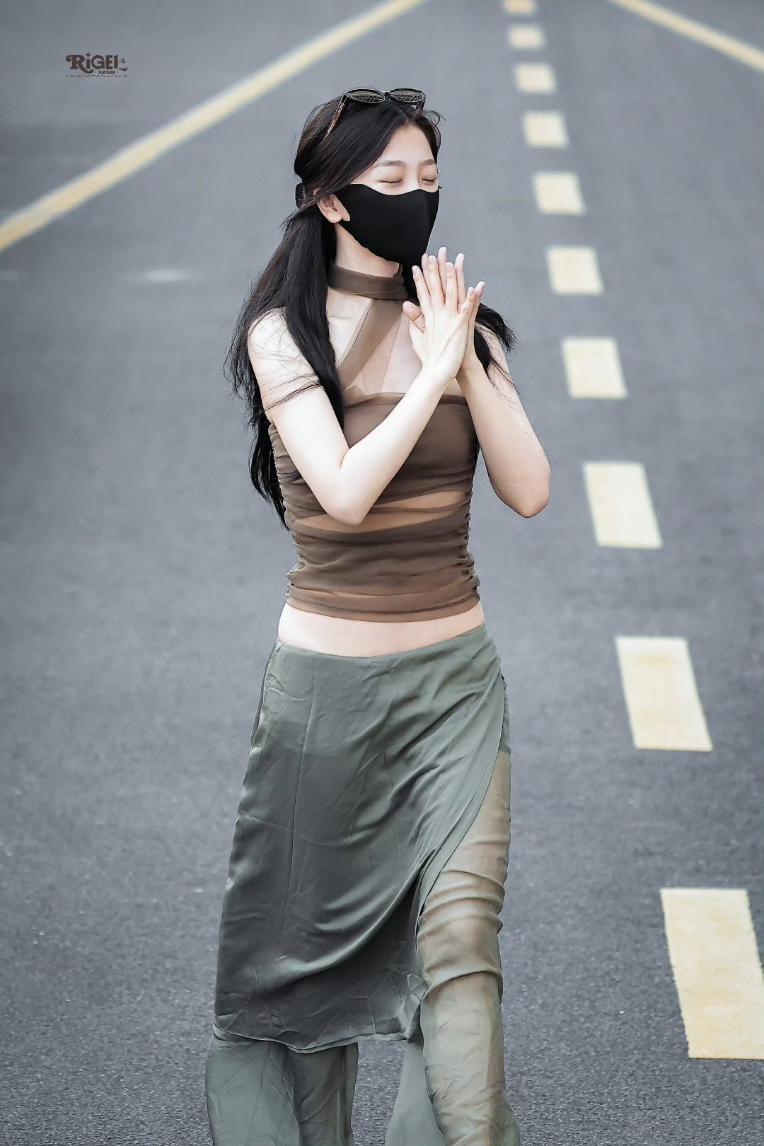 虞书欣全世界正数第一会穿搭横店日常私服持续收获好评，虞书欣各类通勤造型引发广泛