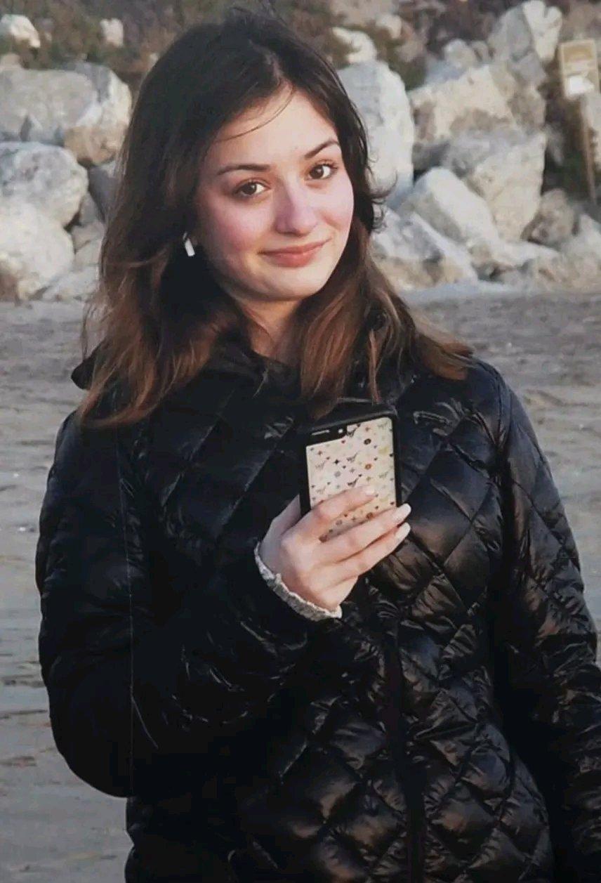 2023年，美国加州18岁富家女阿米莉娅·萨勒普尔离奇死亡，警方草率判定为吸毒过