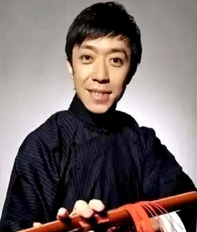 离开德云社十几年，李菁从没说过一句郭德纲的不是。更绝的是，德云社有人结婚，他真到