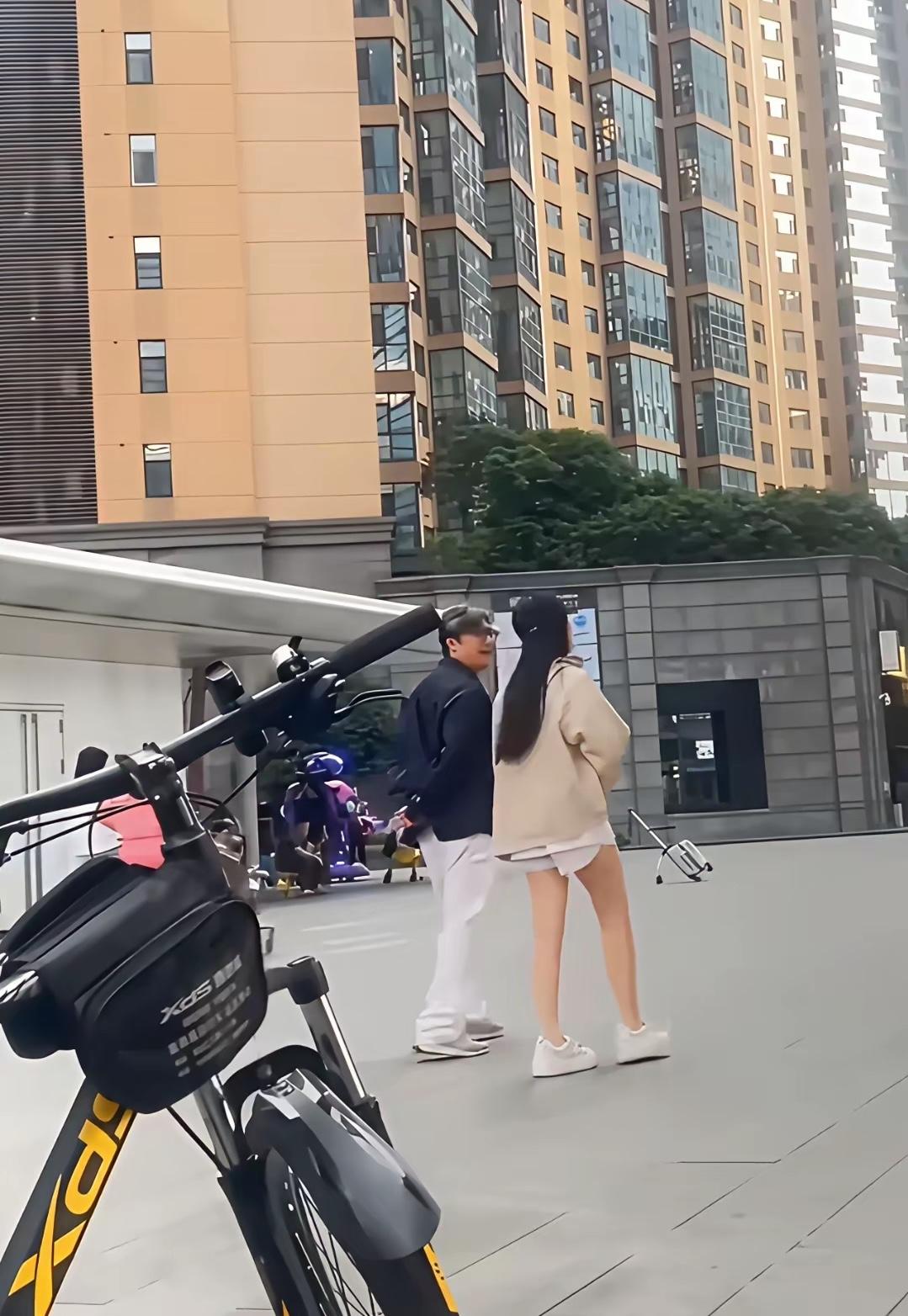近日，有网友在长沙偶遇李湘，她跟着王岳伦、王诗龄父女俩，走在大街上的画面。1