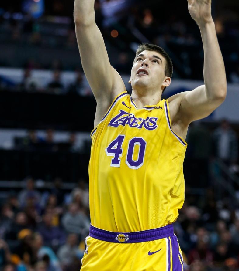 近日，祖巴茨在节目中谈到了自己在湖人的经历。祖巴茨：“那是我的第三个赛季。我第一