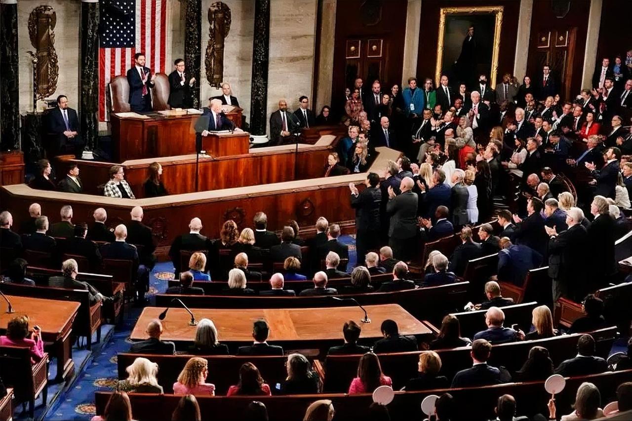 美国打伊朗每天烧掉19亿美金！议员公开号召要在国会卡战争“钱袋”子，特朗普急寻抽