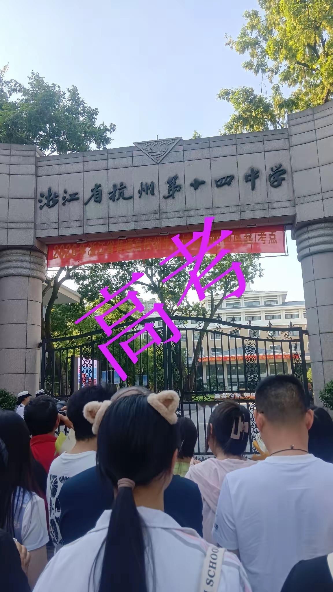 女孩高考估分终于出来了，结果不理想。数学107分，英语120分，语文100分，地
