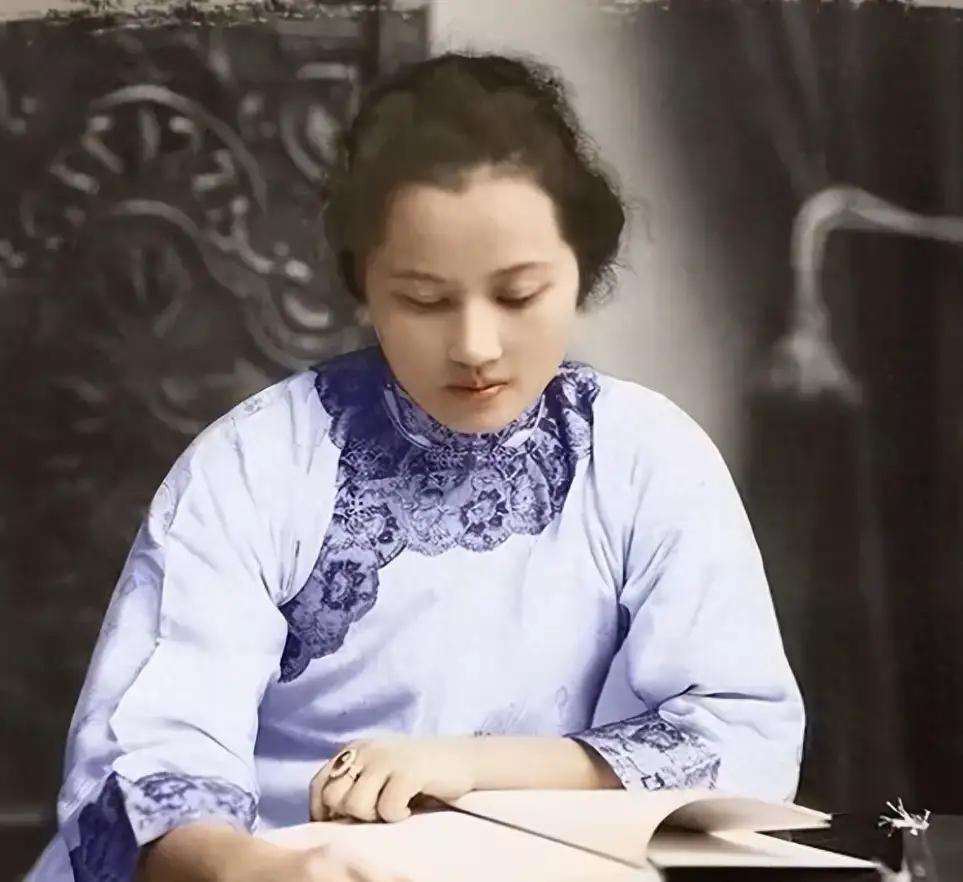 1915年，日本东京的一间公寓里，宋庆龄的母亲哭着跪在她面前，几乎是在哀求：“你