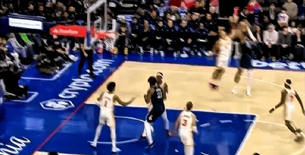 76人老将乔治真是来搞笑的！在今日76人迎战老鹰的首节比赛中，乔治持球三威胁，干