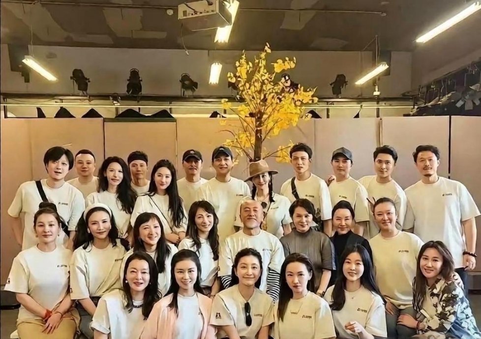 刘亦菲同学大聚会，别人都老了，她还那么年轻，跟吃了防腐剂似​