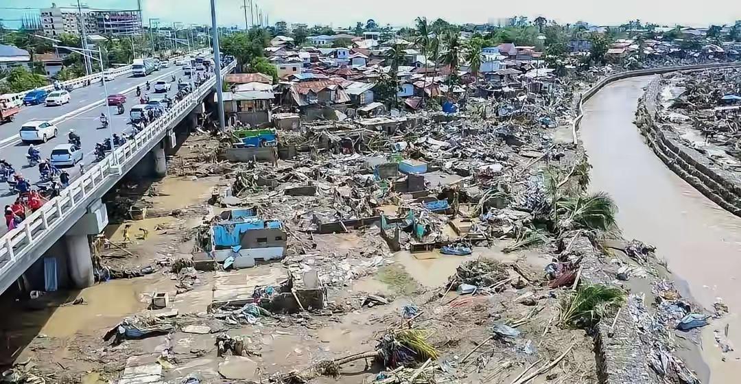 菲律宾这是怎么了，出了这么大的事情，居然没有一个国家出手援助的，美国呢，日本呢，