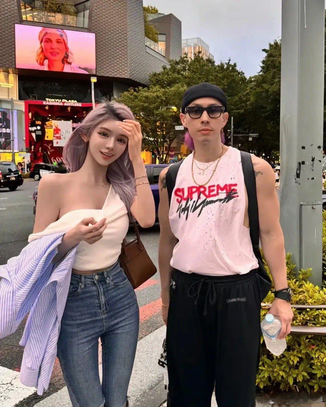 网友偶遇明星吴建豪，吴建豪真的是逆生长啊，这么些年了他越来越帅，而且看着是四个里