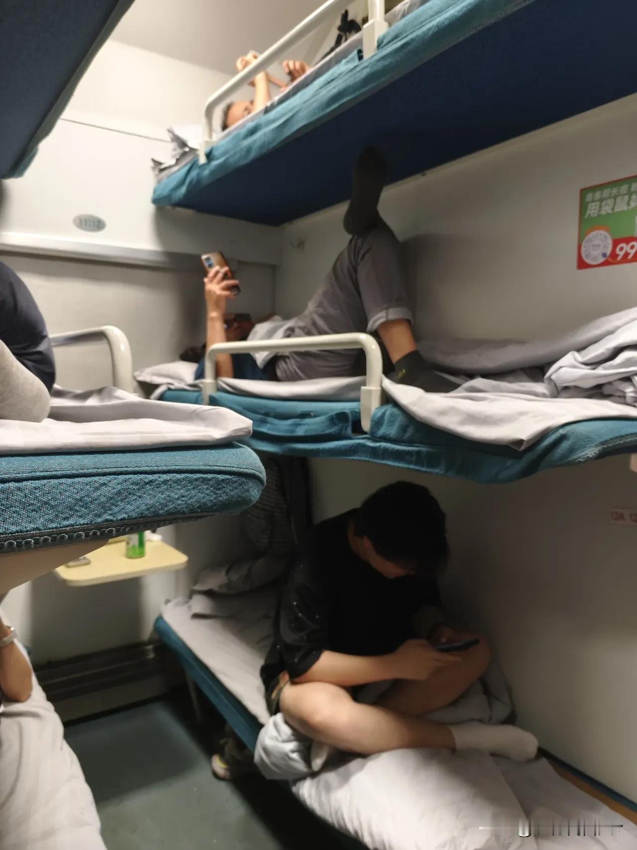坐过火车卧铺的都懂那种“蜷缩感”吧？中铺坐起来脑袋顶天花板，上铺爬上去得像壁虎一