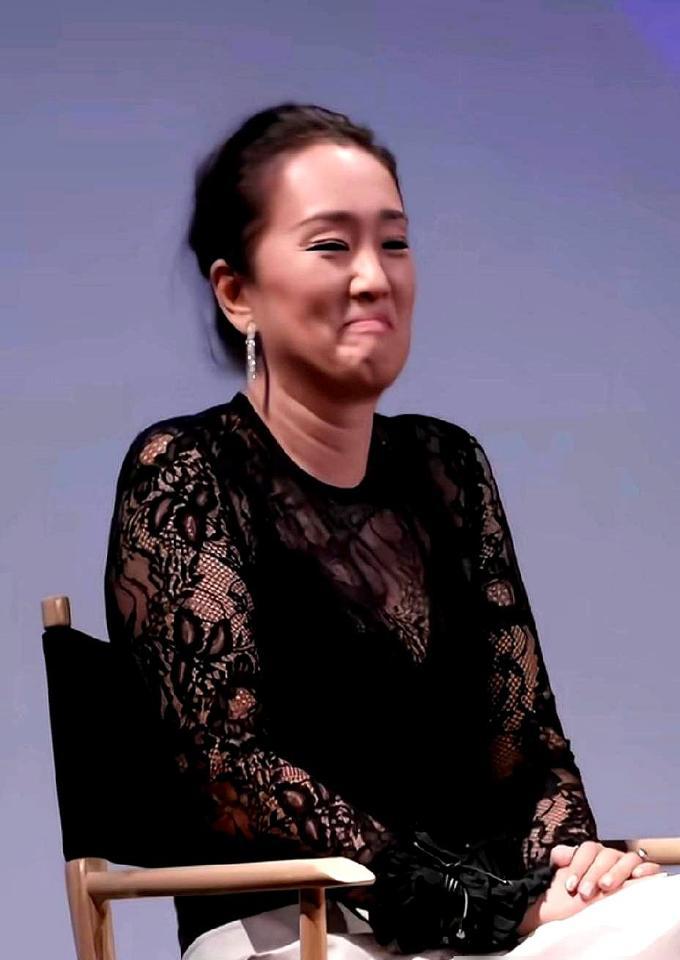 你敢信？巩俐在戛纳素脸怼镜头，把全场浓妆女星秒成陪衬！她那天连口红都没涂，衬