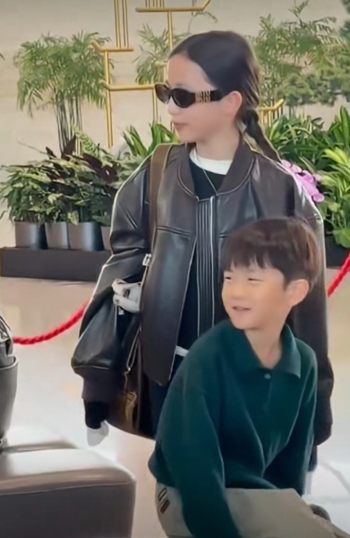 黄磊二女儿和小儿子近照曝光，二女儿身上有孙莉的影子，小儿子却未能继承父母的大眼睛