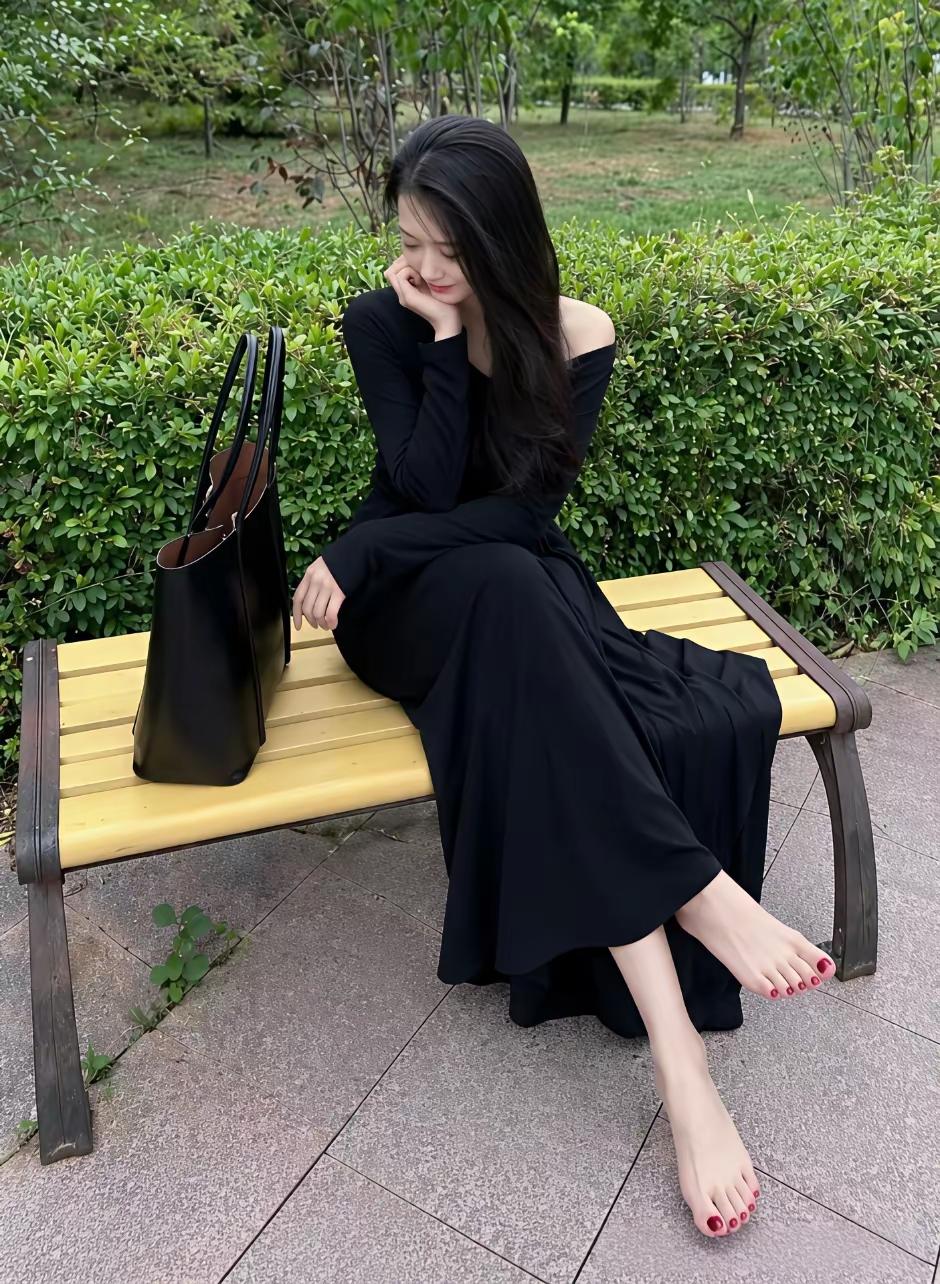 一看脚趾就知道是个美女[滑稽笑][滑稽笑][滑稽笑]
