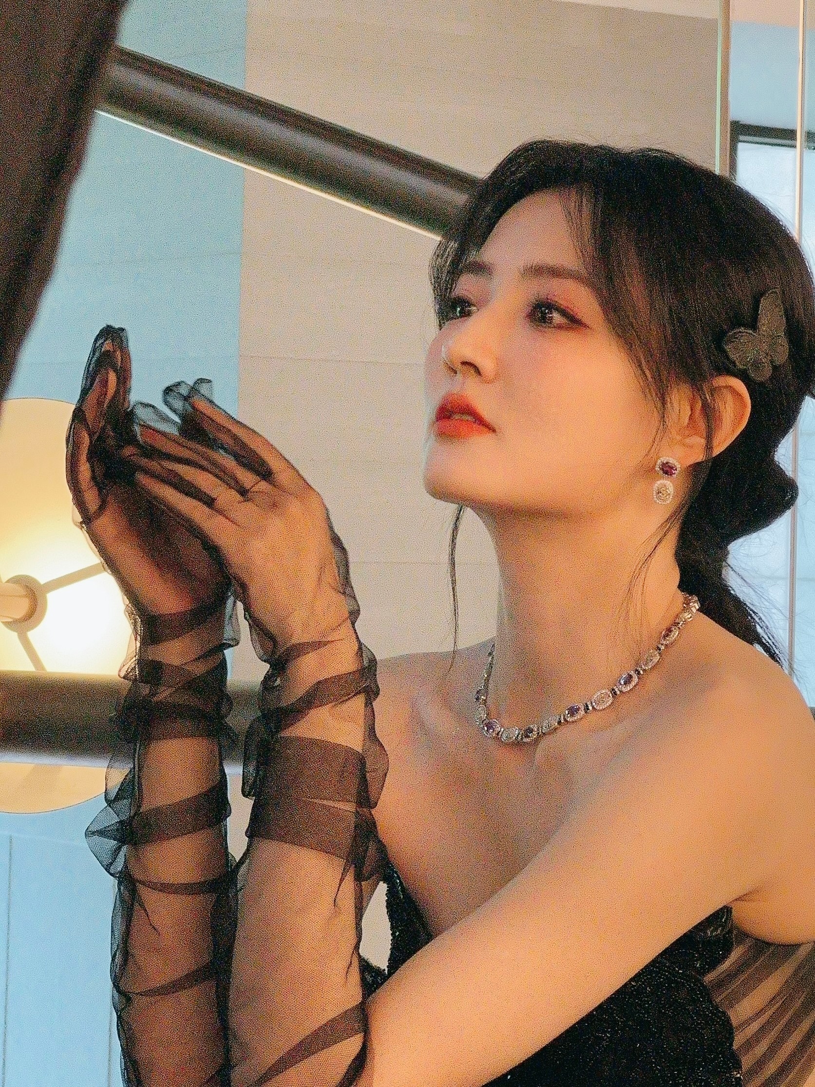 徐璐：黑蝴蝶裹胸配黑丝攻速手套，好迷人的暗黑风格美人