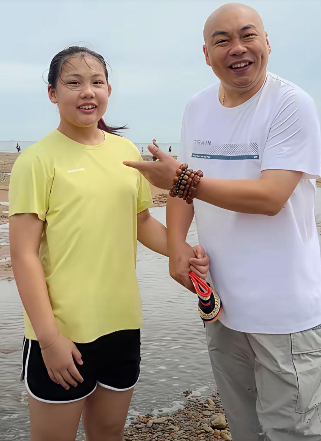 艾玛，程野和他的女儿长得一模一样。艾玛，程野和他的女儿长得一模一样。