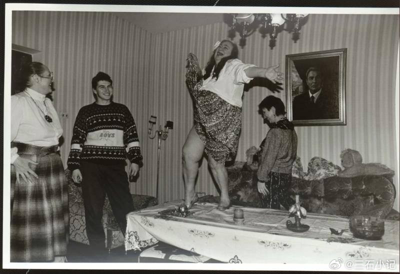 1990年，站在桌子上舞蹈的女人是加琳娜·勃列日涅娃，她的父亲就是大名鼎鼎的苏联