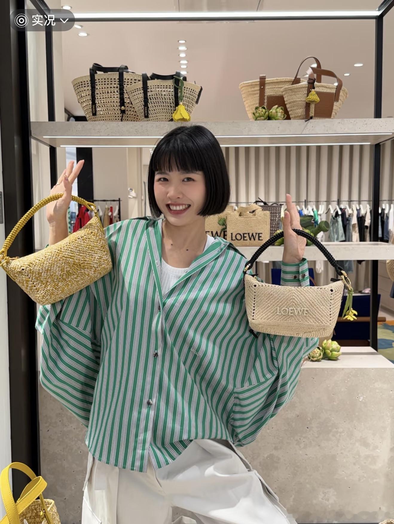Loe**绿色竖条纹oversize衬衫整件最大的亮点是条纹的排列——宽绿