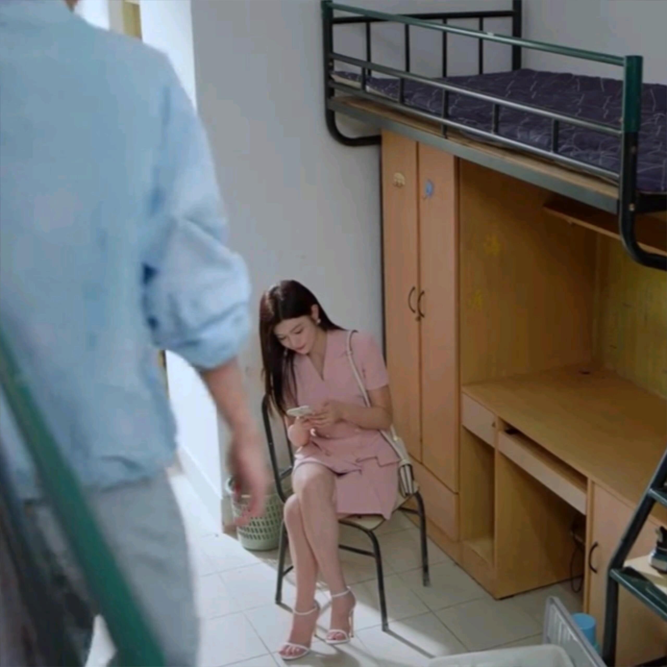 李雾你有个这么美的姐姐❗这里就看得出这俩人绝配，姐姐很自然玩手机，因为她就不会收