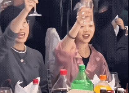 谭松韵参加董晴的婚礼，企图当个小透明，坐在宾客中间准备吃酒席，谁知道被台上的新娘