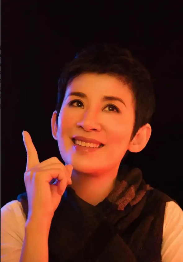 当年香港知名女星吴君如参加一档访谈节目时，主持人抛了个问题：“大家都知道你合作过