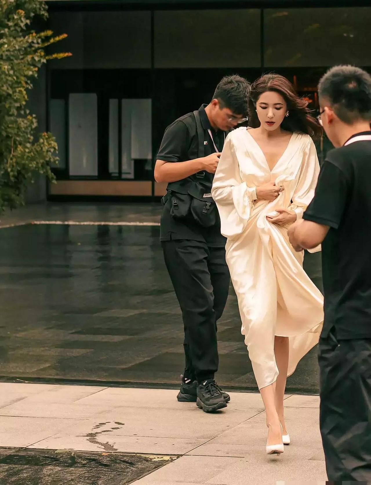 中戏的校花真是好看啊，甜美秀丽，貌美如花，清纯唯美，低头走路都是那么有气场，比许