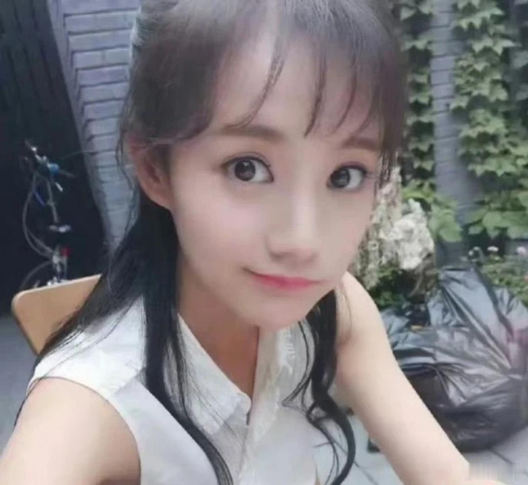 这大概就是李一桐能被SM星探选中两次的原因吧，素人时期就已经很可爱了！