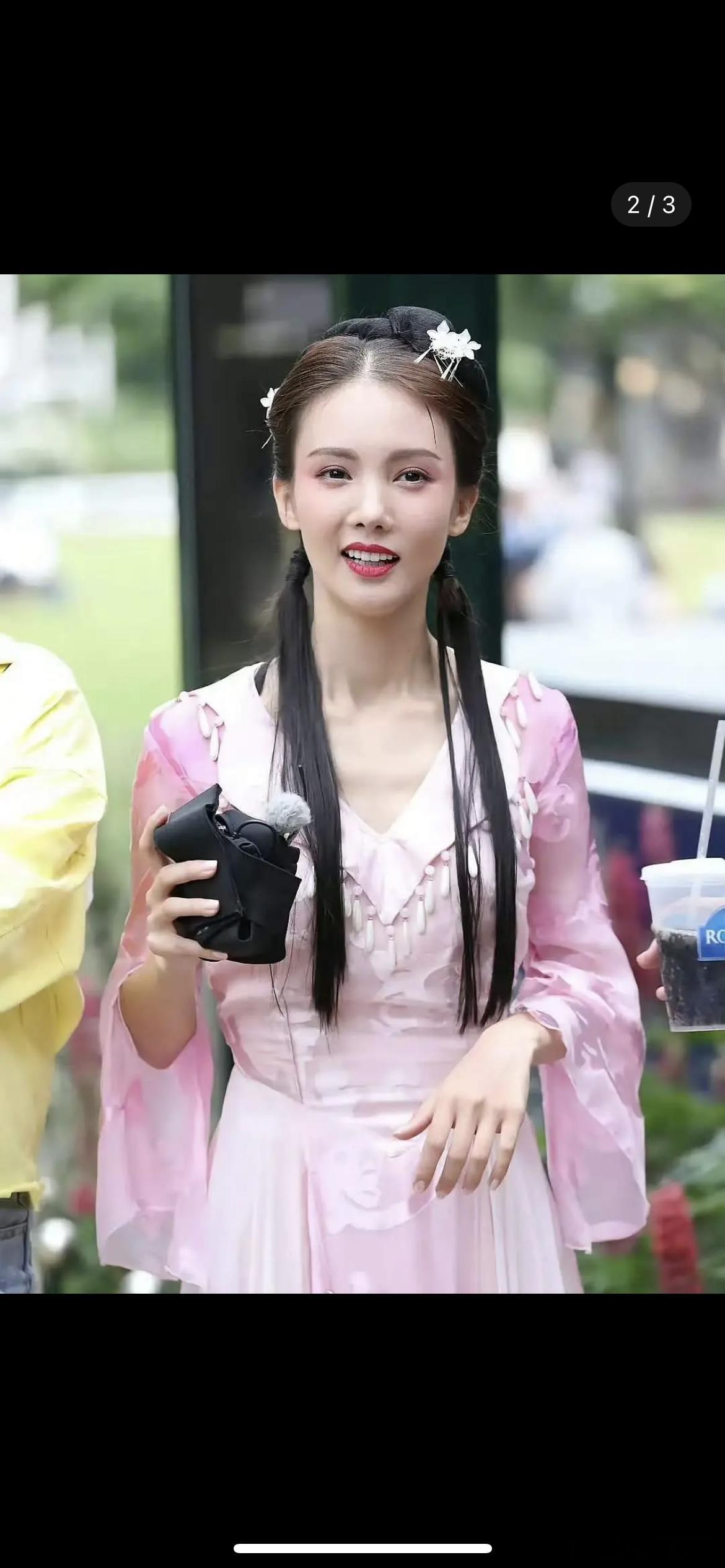 金晨现在长这样吗？第二张都不像她本人了