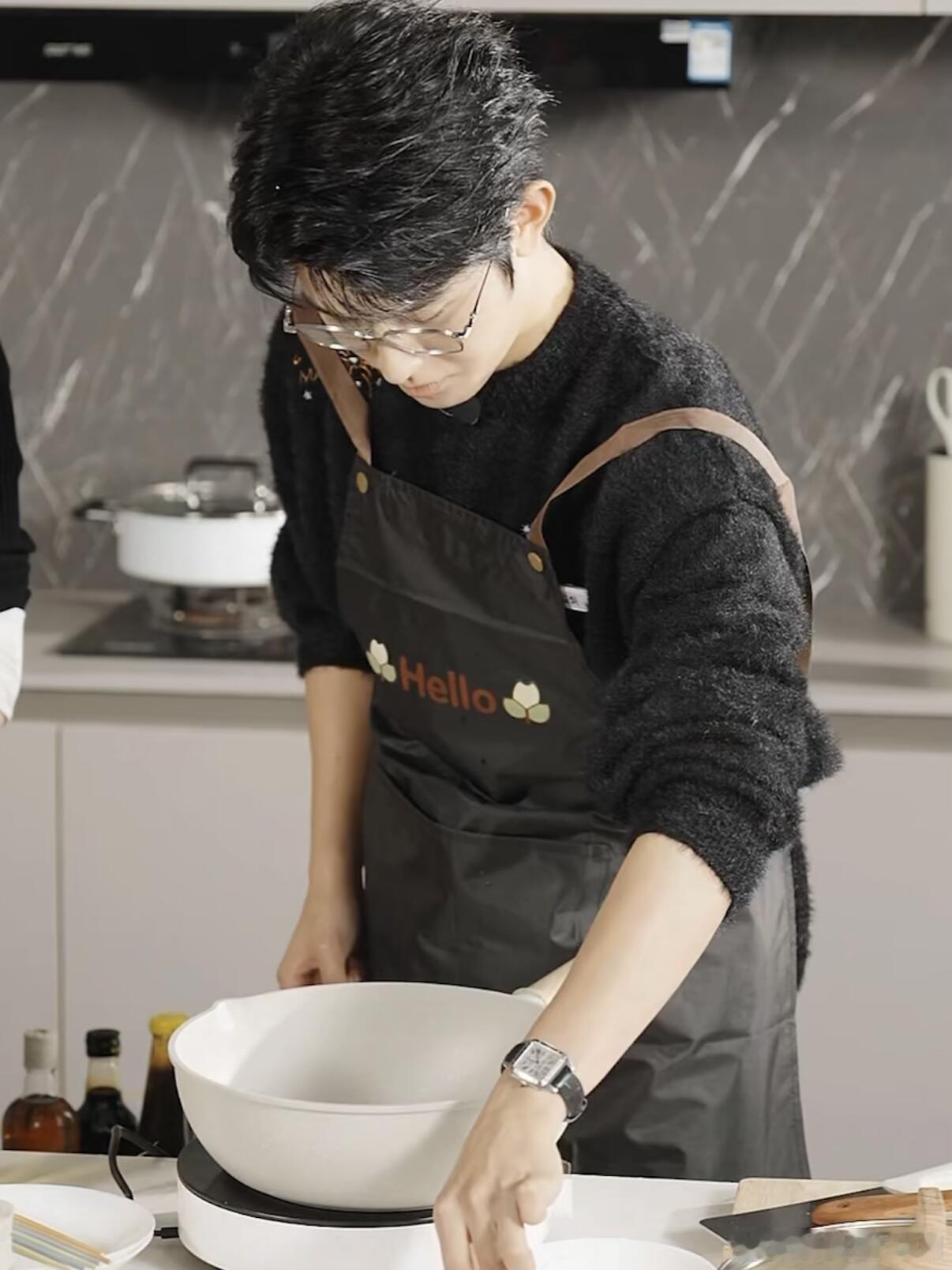 方医生和蓝蓝的情侣手表是卡地亚耶！不知道小情侣什么时候安排上的！接下次是婚戒徐如