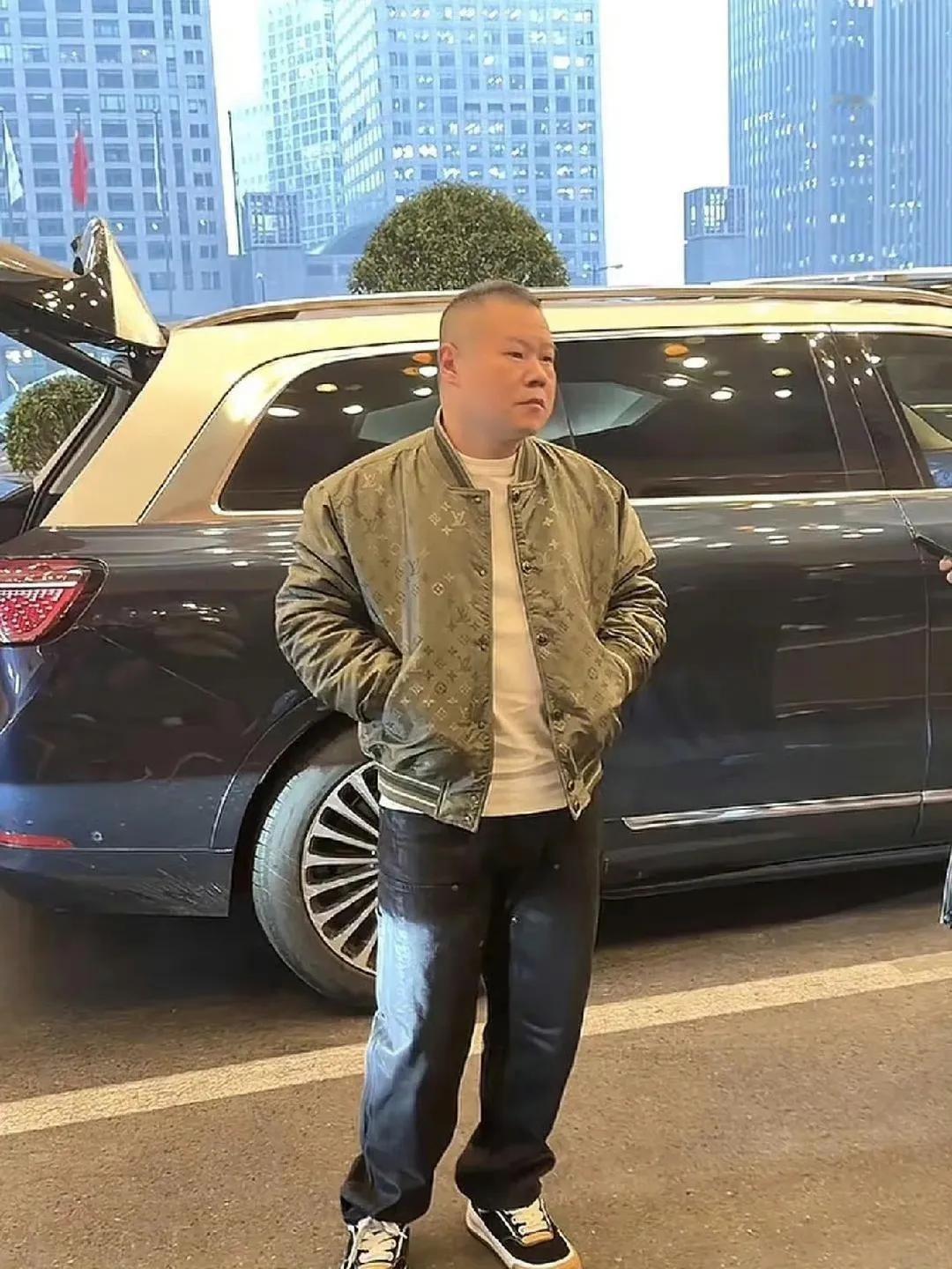岳云鹏年入过亿，开始懂得享受了，衣品也提升不少，最新现身穿LV的夹克被曝3万，鞋