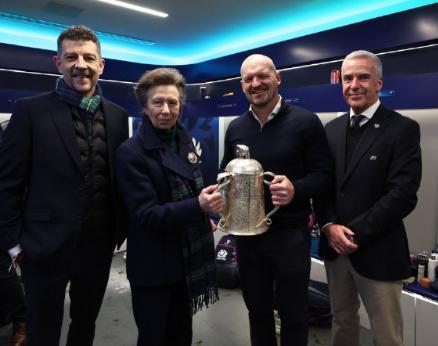 日渐娱乐化的王室，安妮公主到橄榄球队，庆祝胜利。伊丽莎白二世年轻的时候，出席公