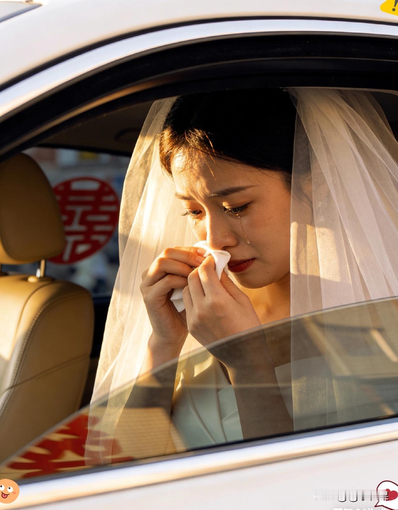 真不知道这姑娘脑子里装的啥，关键时刻太拎不清了！新郎都主动服软问没钱下不下车，明